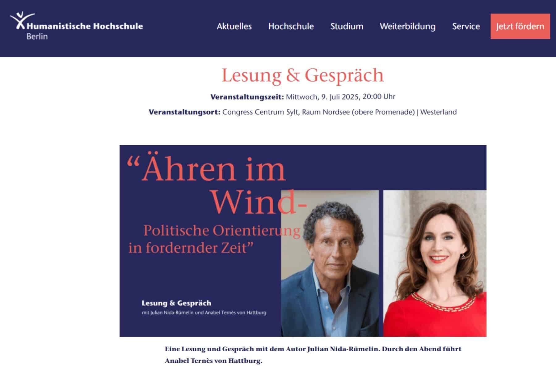 Eine Webseite der Humanistischen Hochschule Berlin wirbt für eine Veranstaltung mit dem Titel „Lesung & Gespräch“ am 9. Juli 2025. Zu sehen sind Fotos des Autors Julian Nida-Rümelin (im blauen Jackett) und der Moderatorin Annabel Ternes (im roten Kleid) auf einem rot-blauen Veranstaltungsbanner.