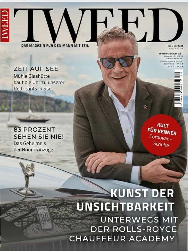 Ein lächelnder älterer Mann mit Sonnenbrille und Blazer lehnt an einem silbernen Rolls-Royce am Wasser. Das Cover des deutschen Magazins zeigt Schlagzeilen über Herrenmode, Luxusuhren, maßgeschneiderte Anzüge und die Rolls-Royce Chauffeur-Akademie. Oben ist das TWEED-Logo zu sehen.
