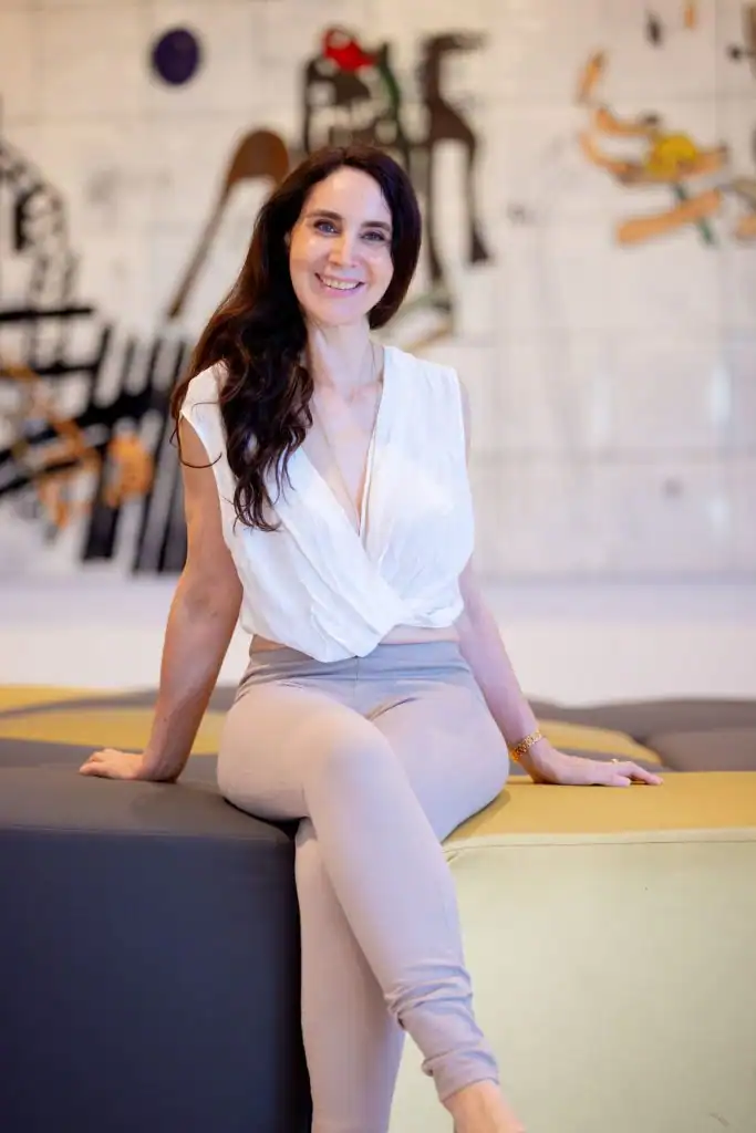 anabel-ternes-ueber-mich Dr. Anabel Ternès mit sympathischem Lächeln im Coaching – symbolisch für Seminare für Führungskräfte, Resilienz-Training und Seminare zur Persönlichkeitsentwicklung sowie Kurse zur Stressbewältigung.