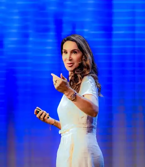 prof-dr-anabel-ternes-deine-passende-keynote-speakering Porträt von Prof. Dr. Anabel Ternès im intensiven Gespräch – charismatisch und fachkundig