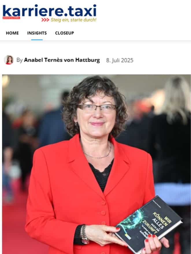 Autorin Waltraud Hermann mit ihrem Buch „Wir können alles – Zukunft“ auf einer öffentlichen Veranstaltung. Buchrezension von Prof. Dr. Anabel Ternès von Hattburg auf karriere.taxi über Zukunft der Bildung und Empowerment.