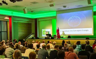 Prof. Dr. Anabel Ternès hält eine inspirierende und motivierende Keynote zu Künstlicher Intelligenz