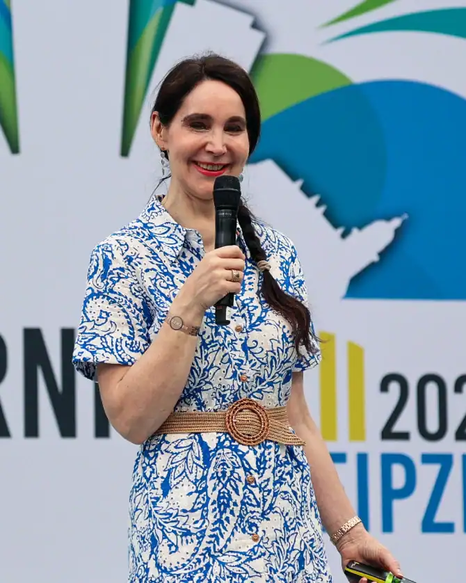 prof-dr-anabel-ternes-keynote-nachhaltigkeit-innovation-turnfest-leipzig Nahaufnahme: Prof. Dr. Anabel Ternès hält eine inspirierende Keynote über Nachhaltigkeit und Innovation beim Turnfest Leipzig in 2025