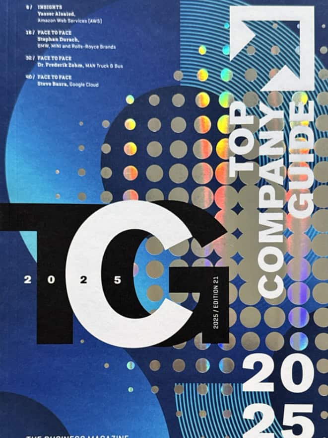 Zeitschriften-Cover und Artikelseite aus dem „Top Company Guide 2025“ mit Prof. Dr. Anabel Ternès von Hattburg. Der Titel des Artikels lautet „TWIN TRANSFORMATION BEGINNT IM KOPF“.